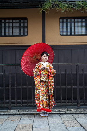 Kyoto, Japan, Junge Frau im Kimono