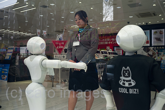 Tokio, Japan, Halbhumanoider Pepper Roboter in Shibuya