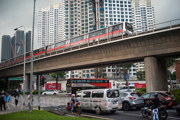 Republik Singapur, Eine Strassenszene mit einer Stadtbahn