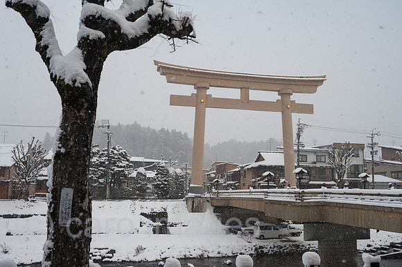 Takayama, Japan, Torii-Portal und Miyamae-Bashi-Bruecke
