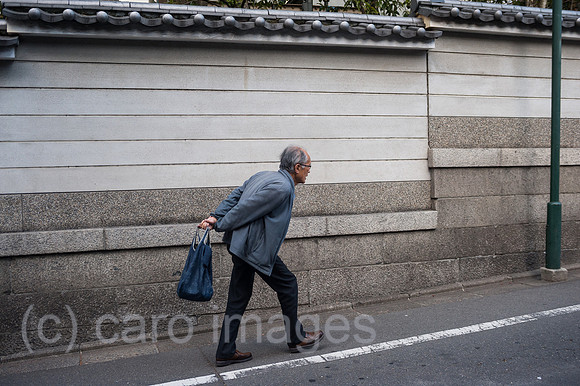 Kyoto, Japan, Aelterer Mann mit Einkaufstasche