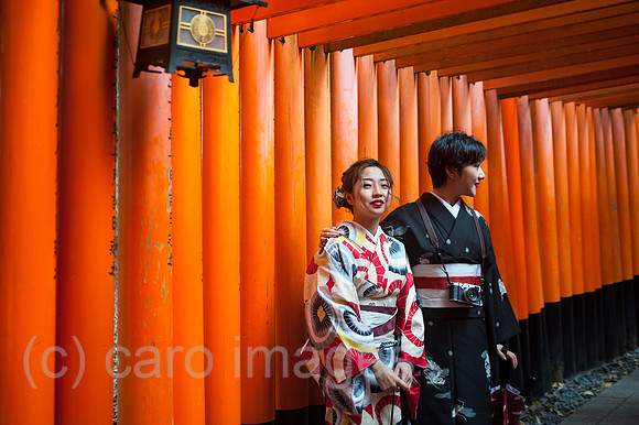 Kyoto, Japan, Zwei Japanerinnen stehen in einem Torii-Weg zum Fushimi Inari-Taisha