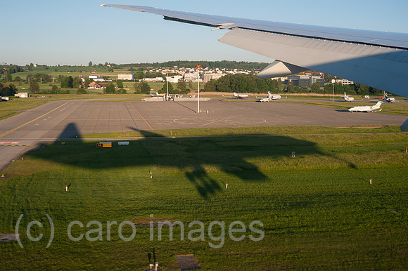 Zuerich, Schweiz, Landung auf dem Flughafen Zuerich-Kloten