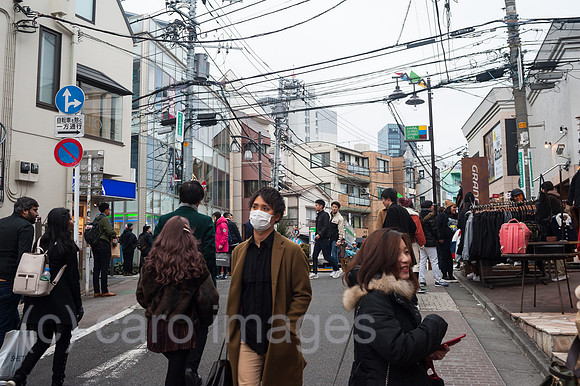 Tokio, Japan, Strassenszene mit Fussgaengern in Shibuya