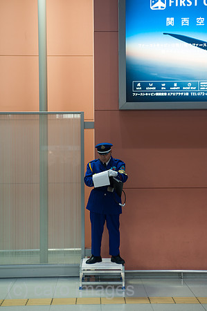 Osaka, Japan, Flughafenmitarbeiter am Flughafen Kansai