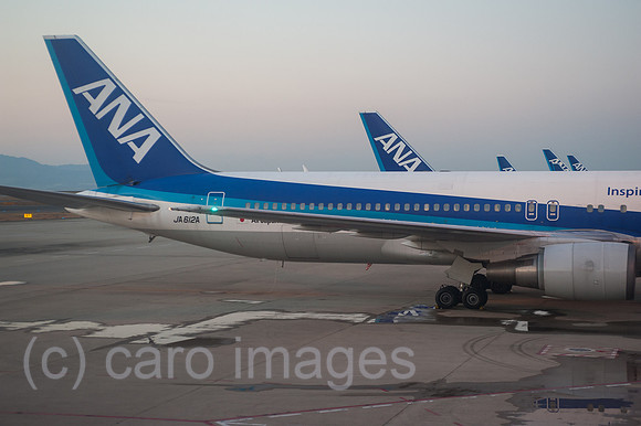 Osaka, Japan, Passagiermaschinen der ANA am Flughafen Kansai