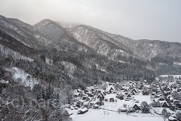 Shirakawa-go, Japan, Blick auf die verschneite Winterlandschaft
