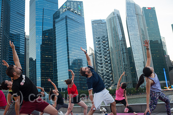 Singapur, Republik Singapur, Eine Yoga-Klasse in Marina Bay