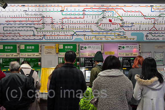 Tokio, Japan, Pendler vor Fahrscheinautomaten in einem U-Bahnhof