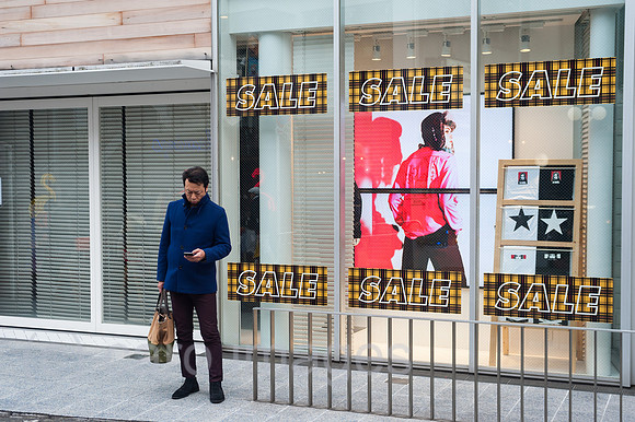 Tokio, Japan, Mann vor einem Schaufenster in Shibuya