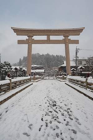 Takayama, Japan, Torii-Portal und Miyamae-Bashi-Bruecke