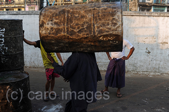 Yangon, Myanmar, Asien, Arbeiter und leere Faesser