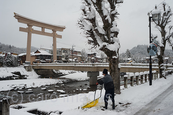 Takayama, Japan, Torii-Portal und Miyamae-Bashi-Bruecke