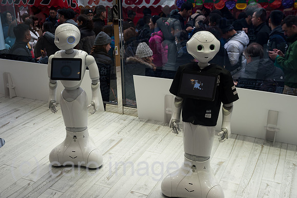 Tokio, Japan, Halbhumanoide Pepper Roboter in Shibuya