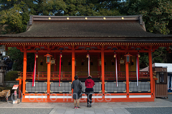 Kyoto, Japan, Menschen auf dem Tempelgelaende des Fushimi Inari-Taisha