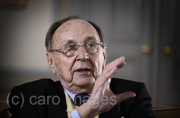 0MW121128D009CARO.JPG