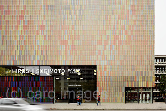 00P121025D043CARO.JPG