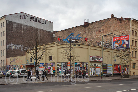 00P121229D063CARO.JPG