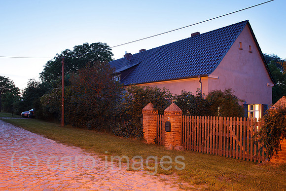 00P140530D175CAROE.JPG