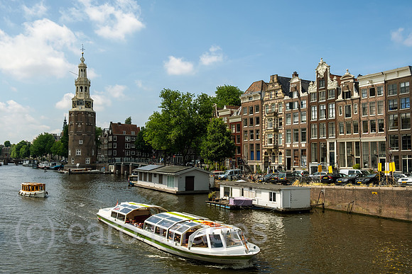 Niederlande, Amsterdam - Ausflugsboot im Grachtenguertel, links Montelbaanstoren, Wachturm aus dem 16. Jahrhundert, damals Teil der Stadtmauer