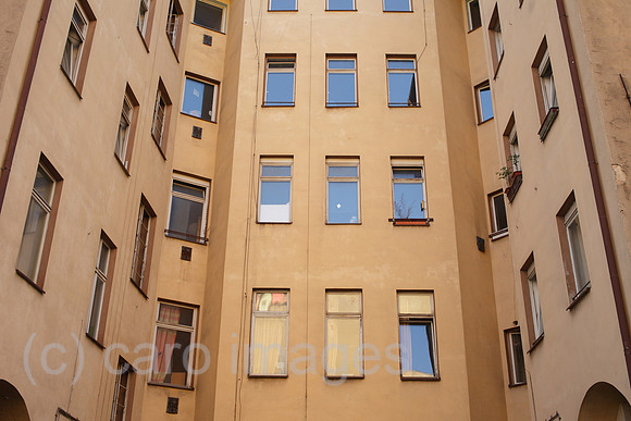 00P120804D496CAROE.JPG