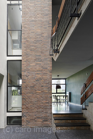 00P120522D072CAROE.JPG