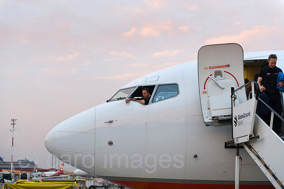 00Y120127D011CAROE.JPG