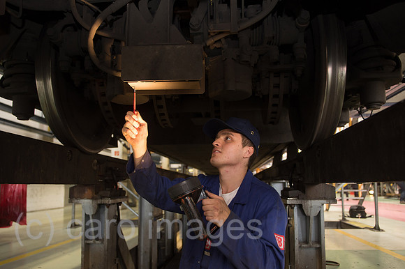 00Y121114D020CAROE.JPG