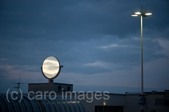 00Y111229D077CAROE.JPG