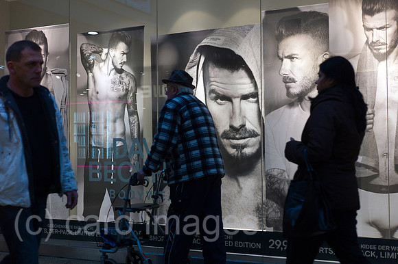 00Y121120D018CAROE.JPG