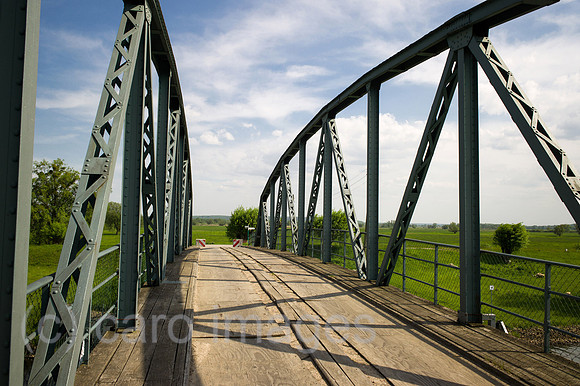 00Y130516D044CAROE.JPG