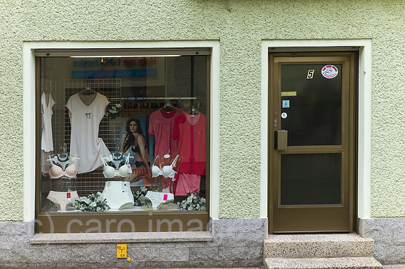 00Y120229D072CAROE.JPG