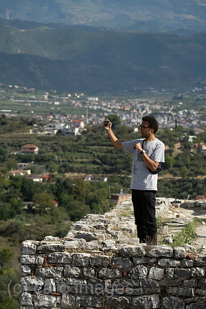 Albanien, Berat - Burg von Berat, bewohnte Festungsanlage auf einem Berg, erstmals genannt 4. Jahrhundert, heutige Substanz teilweise noch osmanisch, Touristen geniessen die Aussicht