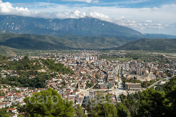 Albanien, Berat - Blick auf die Stadt von der Burg von Berat, als Stadt der tausend Fenster auf der UNESCO-Welterbeliste