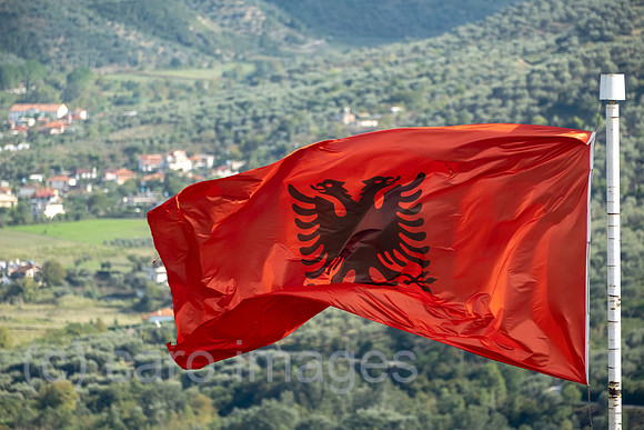 Albanien, Berat - Albanische Flagge weht auf der Burg von Berat, bewohnte Festungsanlage auf einem Berg