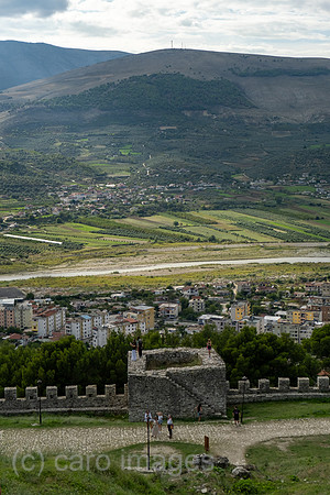 Albanien, Berat - Blick von der Burg von Berat, bewohnte Festungsanlage auf einem Berg, erstmals genannt 4. Jahrhundert, heutige Substanz teilweise noch osmanisch