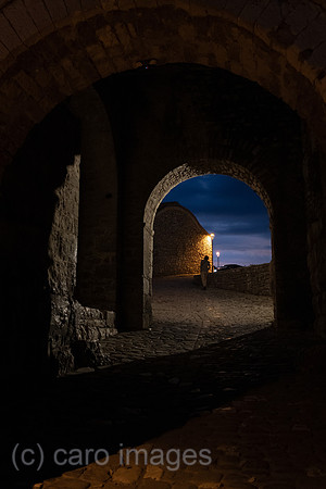Albanien, Berat - Tor zur Burg von Berat (Blick nach innen), bewohnte Festungsanlage auf einem Berg, erstmals genannt 4. Jahrhundert, heutige Substanz teilweise noch osmanisch