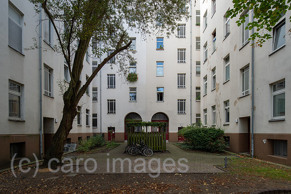 Berlin, Deutschland - Hinterhof eines Miethauses in Berlin-Moabit