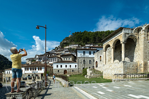 Albanien, Berat - als Stadt der tausend Fenster (Gebaeude links) auf der UNESCO-Welterbeliste, rechts Ruine osmanischer Palast von Ahmet Kurt Pascha