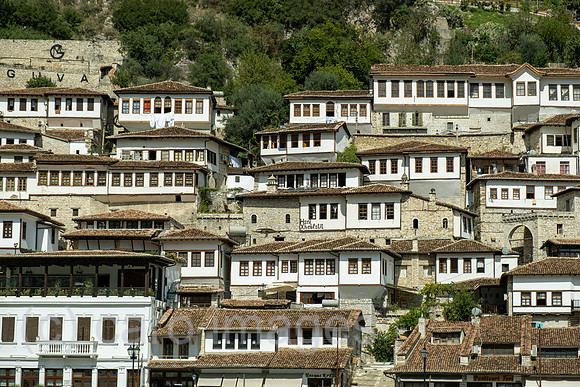 Albanien, Berat - als Stadt der tausend Fenster (Gebaeude am Berg) auf der UNESCO-Welterbeliste