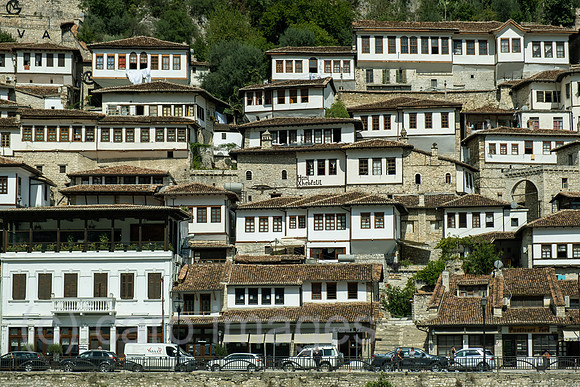 Albanien, Berat - als Stadt der tausend Fenster (Gebaeude am Berg) auf der UNESCO-Welterbeliste