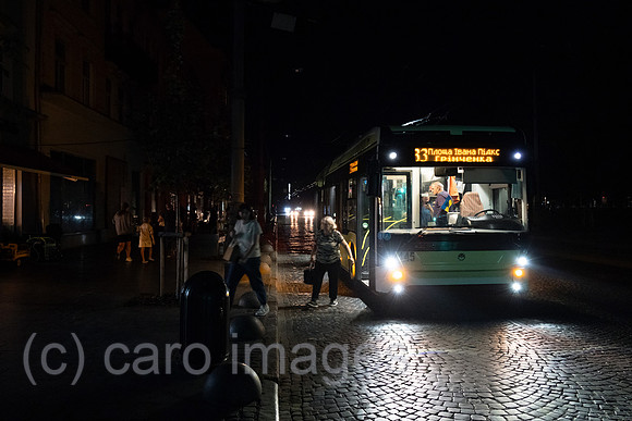 Ukraine, Lwiw - Wegen kriegsbedingter Stromabschaltung ist Trolleybus am Prospekt Svobody im Stadtzentrum liegen geblieben