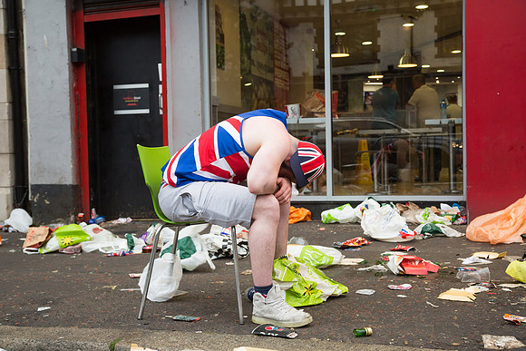 Grossbritannien, Belfast - Betrunkener nach dem Orangemens Day, protestantischer, jaehrlicher Feiertag zum Gedenken an die Schlacht am Boyne