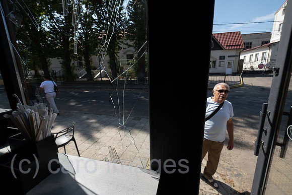 Ukraine, Lwiw - Ukraine-Krieg: Blick aus einem beschaedigten Imbiss nach russischen Raketen- und Drohnenangriff auf Wohnviertel im Zentrum (7 Tote, ca. 30 Verletzte)