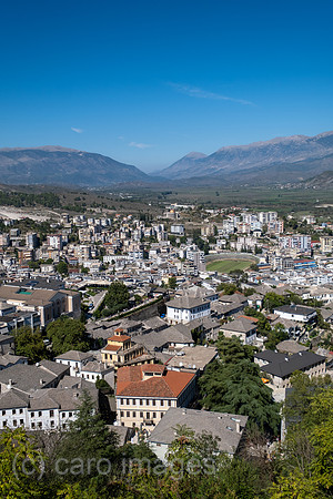 Albanien, Gjirokastra - Blick von der Burg von Gjirokastra auf die Stadt