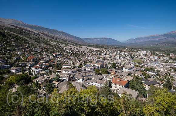 Albanien, Gjirokastra - Blick von der Burg von Gjirokastra auf die Stadt