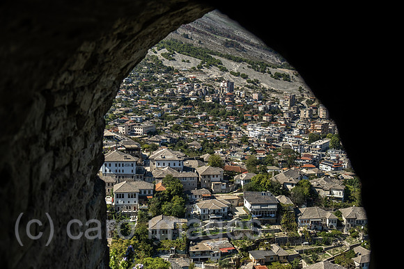 Albanien, Gjirokastra - Blick durch Schiessscharte der Burg von Gjirokastra auf die Altstadt (UNESCO-Welterbe)
