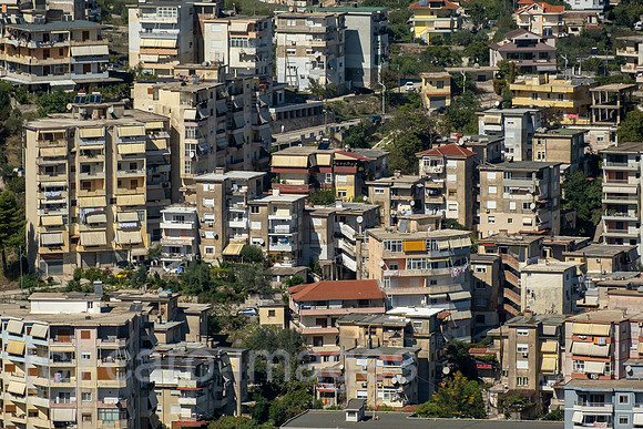 Albanien, Gjirokastra - Blick von der Burg von Gjirokastra auf die Stadt, alte Hochhaeuser aus kommunistischer Zeit