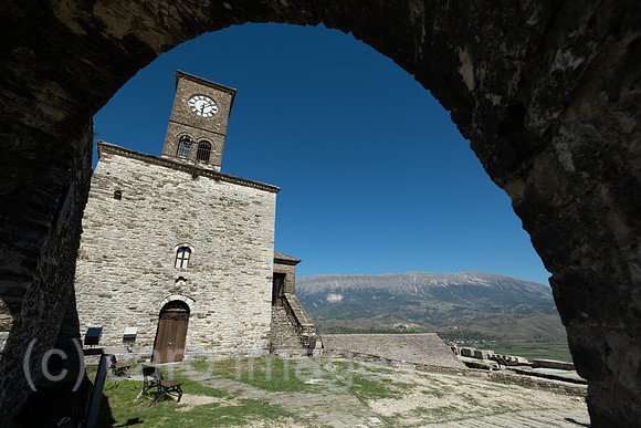 Albanien, Gjirokastra - Das Innere der Burg von Gjirokastra, UNESCO-Welterbe, ausgebaut in osmanischer Zeit mit Uhrenturm, 19. Jahrhundert (Ali Pascha)
