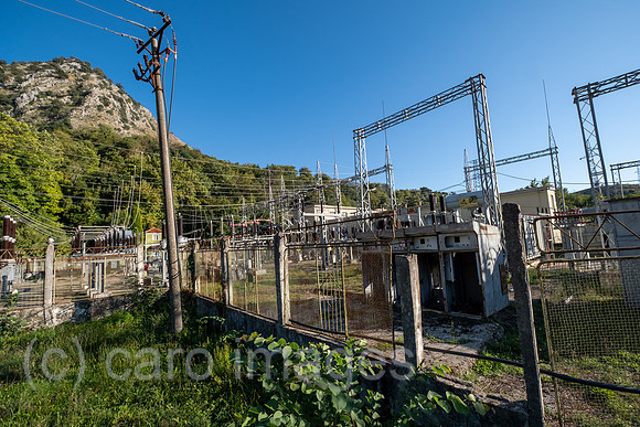 Albanien, Bistrice - Transformatoren eines Wasserkraftwerks in den Bergen